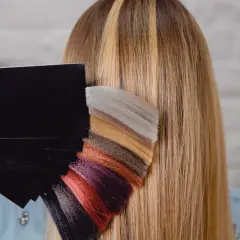 Paleta kolorów włosów obok blond pasm. Zastanawiasz się, czy szampon koloryzujący zmywa się do końca?