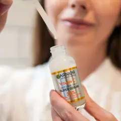 Kropla serum Garnier Vitamin C Super Serum, gotowa do aplikacji. Dowiedz się, jak stosować, by rozjaśnić przebarwienia.
