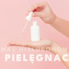 Dłonie trzymają białą buteleczkę z pipetką. Dowiedz się, jak przechowywać otwarty kwas hialuronowy, by zachował swoje właściwości.