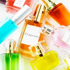 Kolekcja kolorowych perfum, w tym "Fragrant" i "Gravity". Czy w Douglasie są oryginalne perfumy? Tak, a te flakoniki wyglądają na autentyczne!