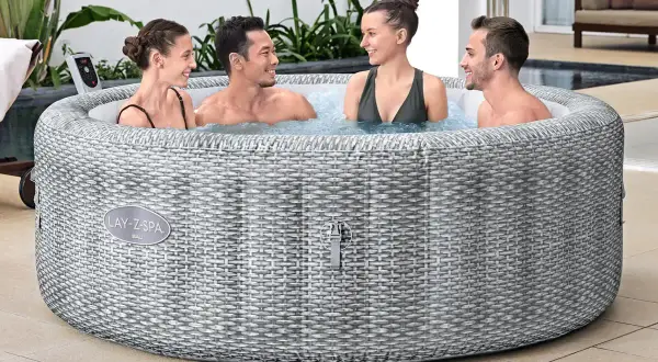 Cztery osoby cieszą się relaksem w dmuchanym jacuzzi Lay-Z-Spa Bali.