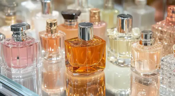 Eleganckie flakony perfum na półce. Czy Notino ma oryginalne perfumy? Tak, oferuje szeroki wybór markowych zapachów.