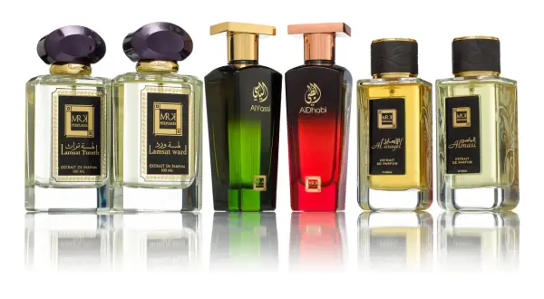 Kolekcja sześciu luksusowych perfum niszowych, każdy w eleganckiej butelce z ozdobnym korkiem.
