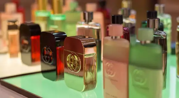 Eleganckie flakony perfum Gucci Guilty na zielonym podświetleniu. Szukasz, gdzie kupić oryginalne testery perfum? To miejsce może być odpowiedzią.