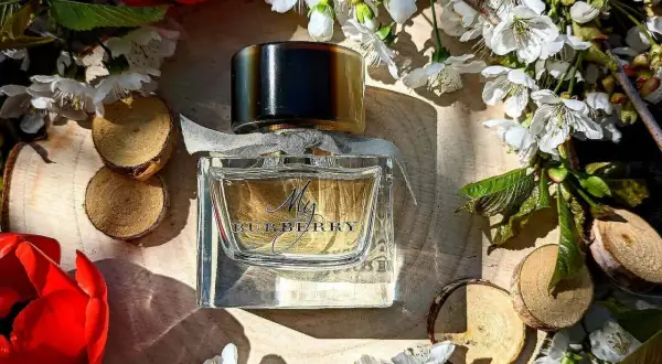 Perfumy Burberry My Burberry, otoczone kwiatami i drewnem, to najładniejsze perfumy, jakie można sobie wyobrazić.